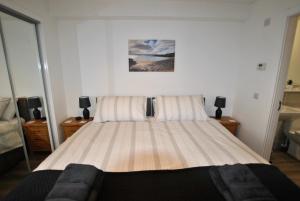 a bedroom with a bed and a couch at Maeyar-contemporary apartment in coastal village in Anstruther