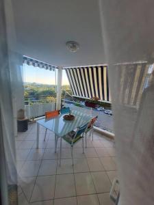 Балкон или тераса в Joli T2 L'Oasis vue mer des Caraïbes proche des plages