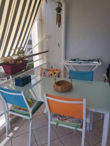 Снимка в галерията на Joli T2 L'Oasis vue mer des Caraïbes proche des plages в Сен-Лу