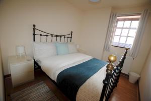 Postel nebo postele na pokoji v ubytování Thea Cottage-cosy home in quaint East Neuk village