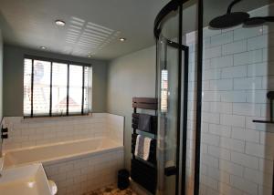 een badkamer met een bad en een wastafel bij Puffin House- stylish home by the sea in Anstruther