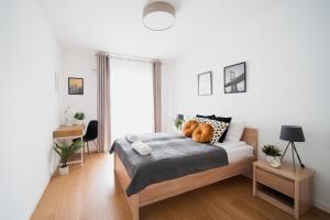 Postel nebo postele na pokoji v ubytování Apartament Hallera - 70m - 3 Pokoje - Winda - Garaż - Nowe Osiedle