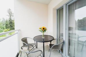 Balkón nebo terasa v ubytování Apartament Hallera - 70m - 3 Pokoje - Winda - Garaż - Nowe Osiedle
