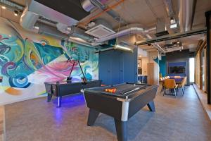 For Students Only Studios and Ensuite Bedrooms with Shared Kitchen at LIV Student in Sheffield tesisinde bir bilardo masası