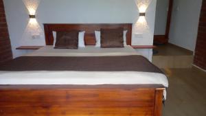 A bed or beds in a room at Brisk Ella Retreat