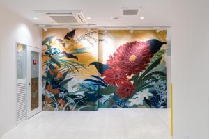 een kamer met een muurschildering van bloemen op de muur bij Hotel Sanrriott Osaka Hommachi in Osaka