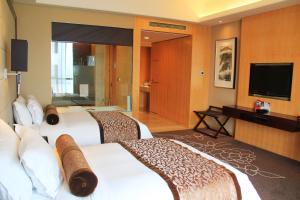 Łóżko lub łóżka w pokoju w obiekcie Crowne Plaza Yichang, an IHG Hotel