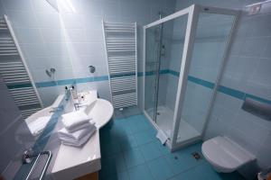 Bilik mandi di Wellness Hotel Montis