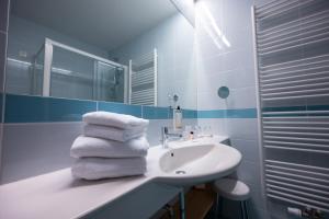 Bilik mandi di Wellness Hotel Montis
