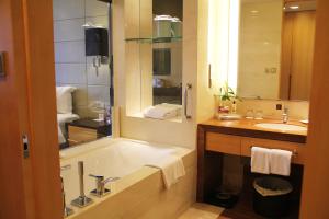 Bilik mandi di Crowne Plaza Yichang, an IHG Hotel