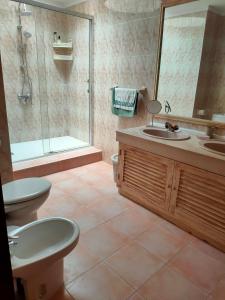 ein Badezimmer mit zwei Waschbecken, einer Dusche und einem WC in der Unterkunft Villa Sabina in San Miguel de Abona
