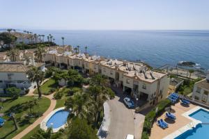 una vista aérea del complejo y del océano en Pueblo Marina Summer Breeze Apartaments by Alfresco Stays, en Mijas Costa