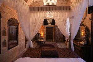 1 dormitorio con 1 cama y cortinas en una habitación en Ankahan Konağı en Mardin