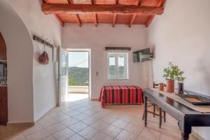 cocina y comedor con mesa y ventana en Traditional cottage near Kissamos and Falassarna 2 feel like home properties, en Áyios Vasílios