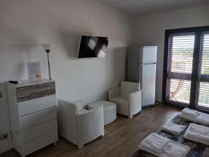 TV a/nebo společenská místnost v ubytování Le Porte del Sole