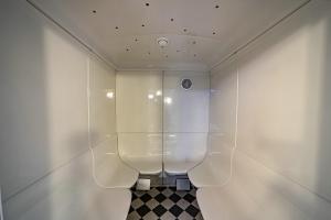 a bathroom with a toilet with a glass wall at Appartement-Hotel-Anlage Tannenpark in Tanne