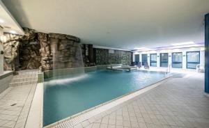 ein großer Pool in einem Hotelzimmer in der Unterkunft Appartement-Hotel-Anlage Tannenpark in Tanne