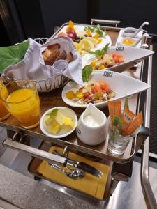 - un plateau de nourriture sur une table avec des aliments pour le petit-déjeuner dans l'établissement Circa 1928, à Albury