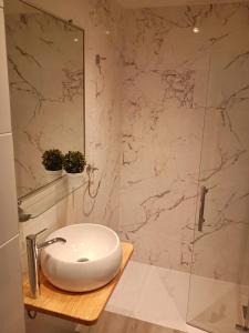 y baño con lavabo blanco y ducha. en Apartamento en Cala de Finestrat - Edificio Atalaya 5º 10 en Cala de Finestrat