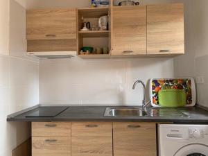 een keuken met een wastafel en een wasmachine bij Apartamento en Cala de Finestrat - Edificio Atalaya 5º 10 in Cala de Finestrat