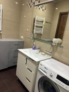 y baño con lavadora y lavamanos. en Apartment in historical district of Tbilisi en Tiflis