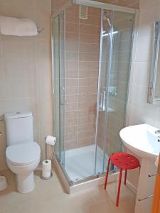 La salle de bains est pourvue d'une douche, de toilettes et d'un lavabo. dans l'établissement Sunny apartment great for Cycling, 300mb wifi, à Xaló