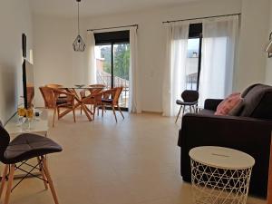 - un salon avec un canapé, une table et des chaises dans l'établissement Sunny apartment great for Cycling, 300mb wifi, à Xaló