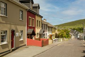 una calle en una pequeña ciudad con casas en Seaview Heights, en Dingle