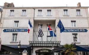 a hotel die with flags in front of it at Hotel De L'univers in Saint Malo
