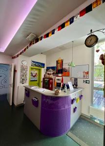 Il comprend une cuisine équipée d'un comptoir violet et d'un réfrigérateur. dans l'établissement Himalayan Hostel, à Zagreb