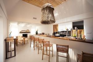 a kitchen and dining room with a table and chairs at Kampaoh Lago de Arcos in Arcos de la Frontera