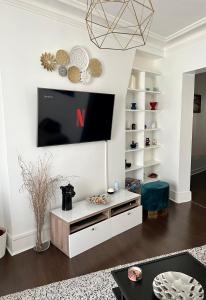 Televízia a/alebo spoločenská miestnosť v ubytovaní Superbe 2 Chambres Proche Montmartre