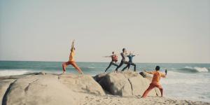 un grupo de personas saltando sobre rocas en la playa en Thaulle Pure Ayurveda Resort - Yala, en Tissamaharama