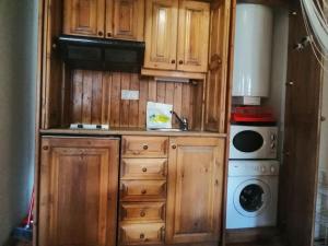 Kuchyň nebo kuchyňský kout v ubytování Apartamento amplio y con jardín Cosmos 1