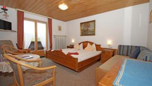 Un pat sau paturi într-o cameră la Alpenpanoramahotel Kohlhiasl-Höh