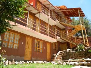 un edificio con una escalera en el lateral en Casa Don Jose B & B, en Puno