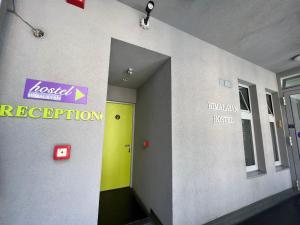 un couloir avec une porte verte et jaune dans un bâtiment dans l'établissement Himalayan Hostel, à Zagreb