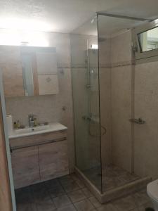 W łazience znajduje się prysznic i umywalka. w obiekcie Filanthi CostaS w mieście Stoupa