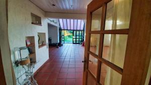 korytarz z drzwiami i podłogą wyłożoną kafelkami w obiekcie Shrinath Yog Temple w mieście Langenfeld