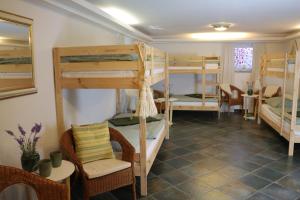 Pokój z 4 łóżkami piętrowymi, stołem i krzesłami w obiekcie Shrinath Yog Temple w mieście Langenfeld