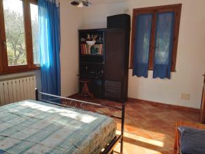 een slaapkamer met een bed, een kast en ramen bij Casa Alba in Altopascio