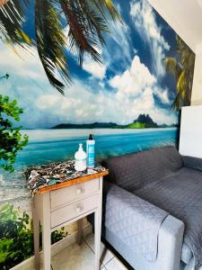 ファルコナーラ・マリッティマにあるCome a casa tuaの海の壁画が施されたベッドルーム