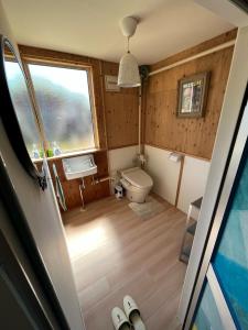 Kamar mandi di 民泊 47ハウス 家族でも楽しめる温泉付き一軒家