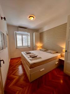 sypialnia z dużym łóżkiem w pokoju w obiekcie Apartments Zore Dubrovnik w Dubrowniku
