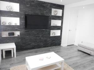Kuchyň nebo kuchyňský kout v ubytování Beautiful 3 bedroom home with large garden 35 mins to Glasgow & Edinburgh
