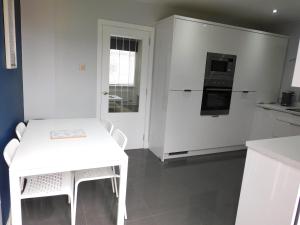 Kuchyň nebo kuchyňský kout v ubytování Beautiful 3 bedroom home with large garden 35 mins to Glasgow & Edinburgh