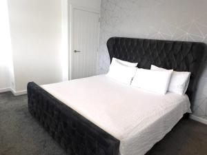 Postel nebo postele na pokoji v ubytování Beautiful 3 bedroom home with large garden 35 mins to Glasgow & Edinburgh