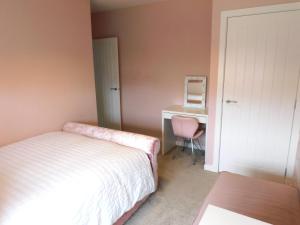 Postel nebo postele na pokoji v ubytování Beautiful 3 bedroom home with large garden 35 mins to Glasgow & Edinburgh