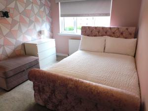 Postel nebo postele na pokoji v ubytování Beautiful 3 bedroom home with large garden 35 mins to Glasgow & Edinburgh