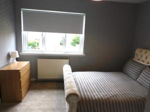 Postel nebo postele na pokoji v ubytování Beautiful 3 bedroom home with large garden 35 mins to Glasgow & Edinburgh